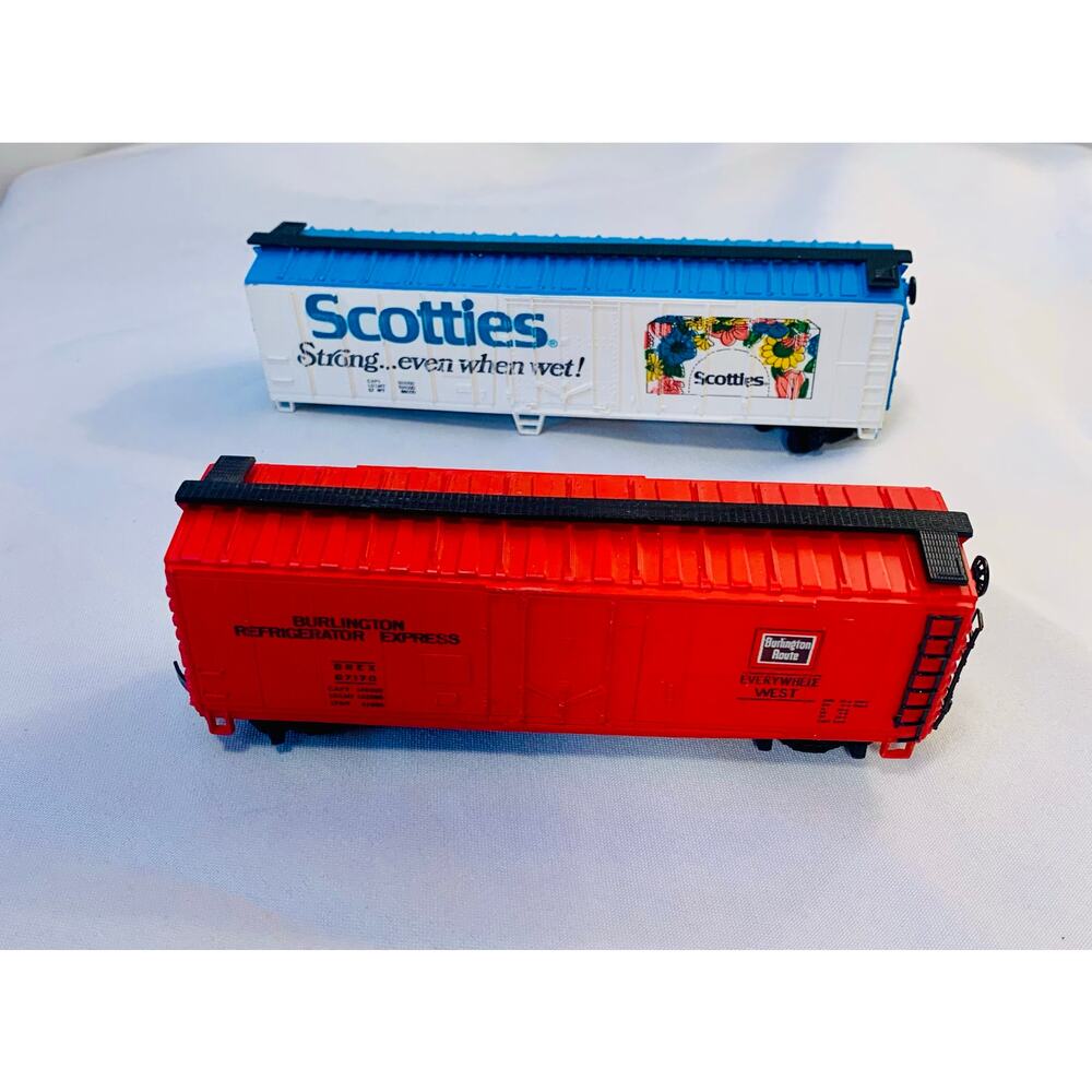 HO Scale Model Train Box Cars Set of 2